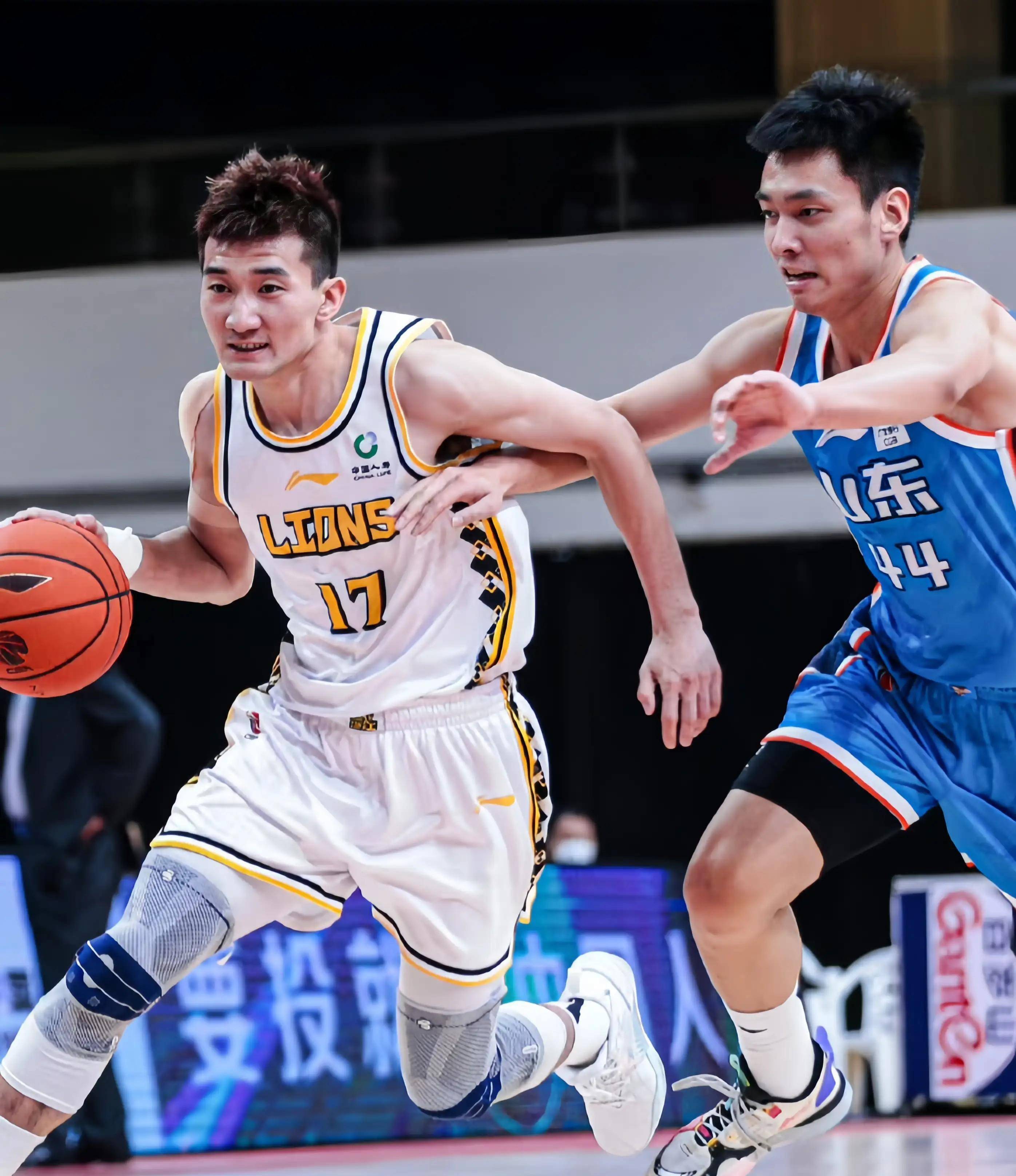 CBA季后赛赛后再迎强敌；费城76人豪取连胜；主帅态度——媒体盛赞；心理建设被强调的简单介绍