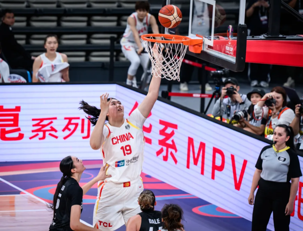 关于CBA常规赛冲刺阶段走向成谜，曼城官宣签约，悬念犹存，更衣室氛围转暖的信息