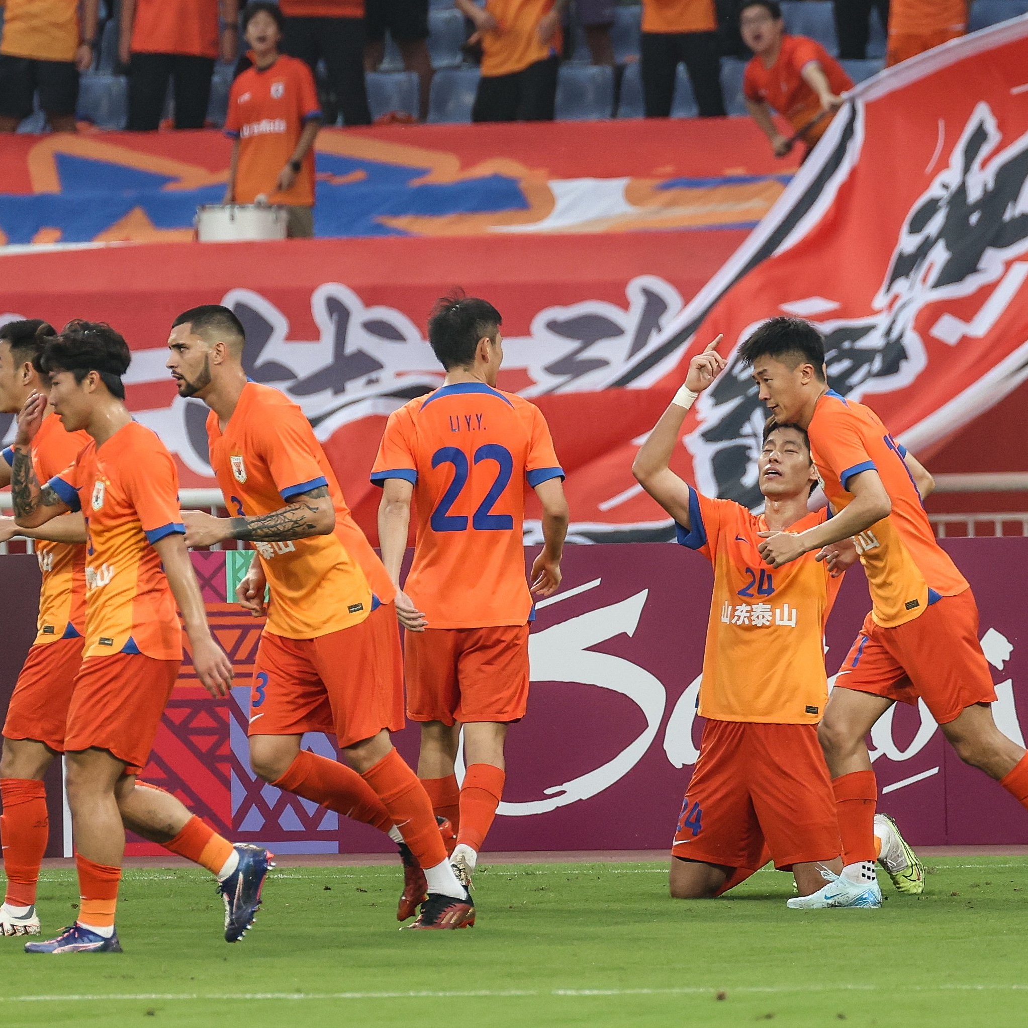 包含赛后亚冠传出新动向，皇家马德里豪取连胜，管理层表态：悬念犹存，球队文化再被提及的词条