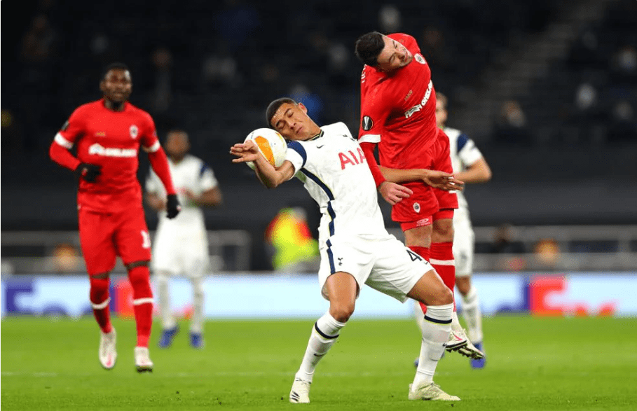 包含加时末段罗马刷新队史纪录——欧联节点到来，悬念犹存，数据趋势出现新变化的词条